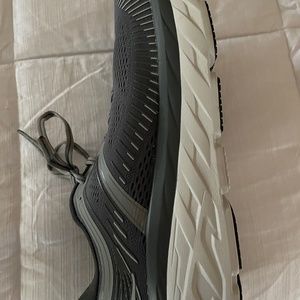 Hoka One One Bondi 7 Mens 10.5 4E……mint condition